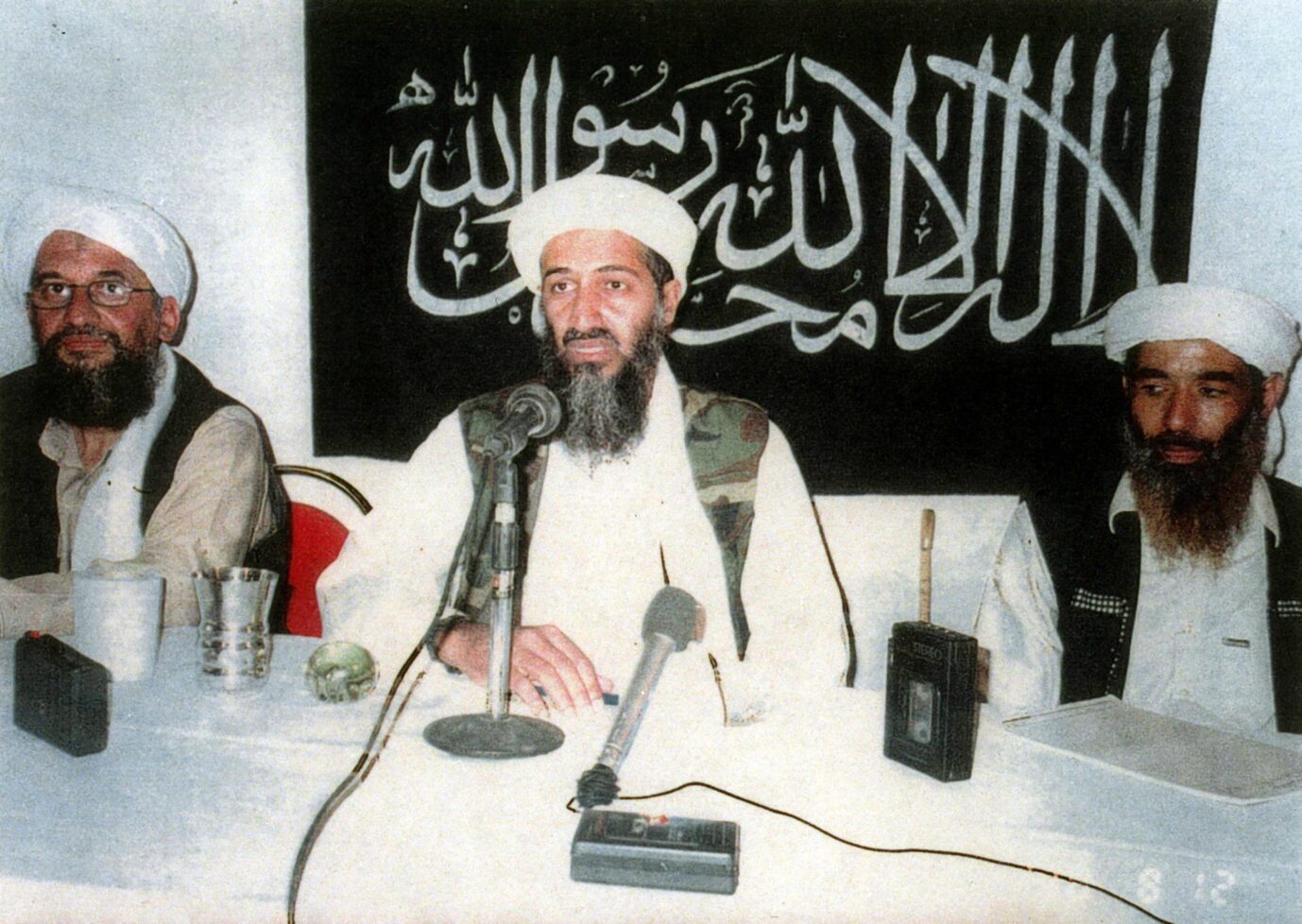 Osama bin Laden (Mitte) im Oktober 2001 mit seinem späteren al-Quaida-Nachfolger Ammann el-Zawahiri (links): Der 9/11-Drahtzieher erfährt derzeit eine Renaissance unter linken Israelhassern.