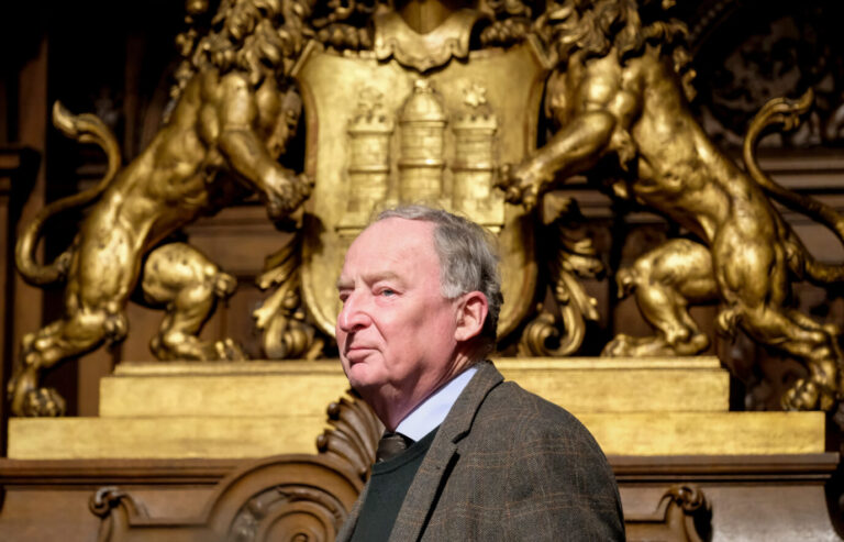 Alexander Gauland, Vize-Bundesvorsitzender der AfD betritt am 09.03.2017 in Hamburg das Rathaus. Die AfD-Fraktion der Hamburgischen Bürgerschaft hat zu einem Dialog mit Gauland in das Rathaus der Hansestadt eingeladen. Foto: Axel Heimken/dpa +++ dpa-Bildfunk +++