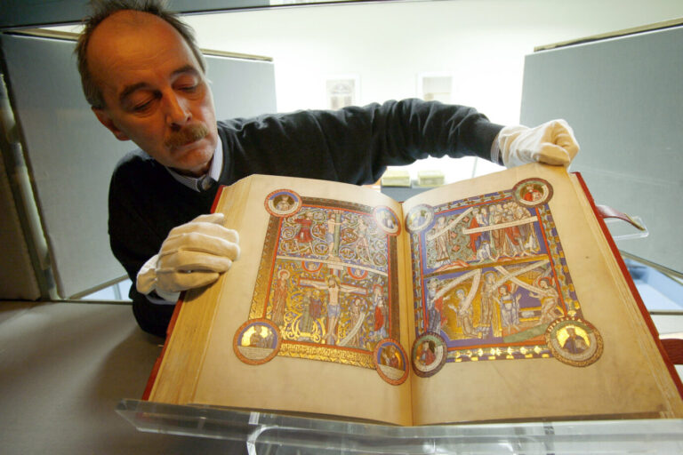Ein Bibliothekar zeigt das „Evangeliar von Heinrich dem Löwen“: Das Buch war zwischenzeitlich lange verschollen.