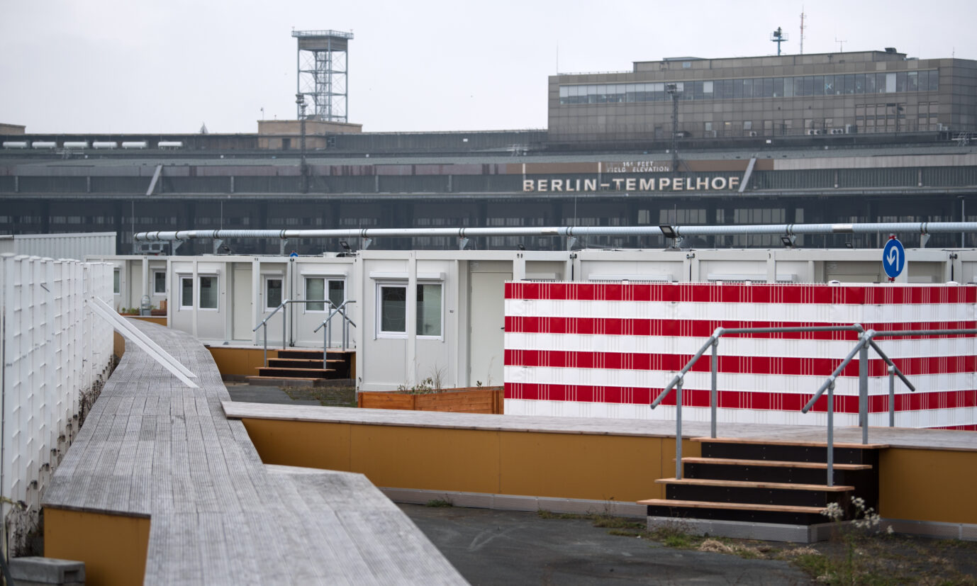 Heimat für Migranten: Der frühere Berliner Flughafen Tempelhof dient heute als Unterkunft für Asylbewerber. Foto: picture alliance / Bernd von Jutrczenka/dpa