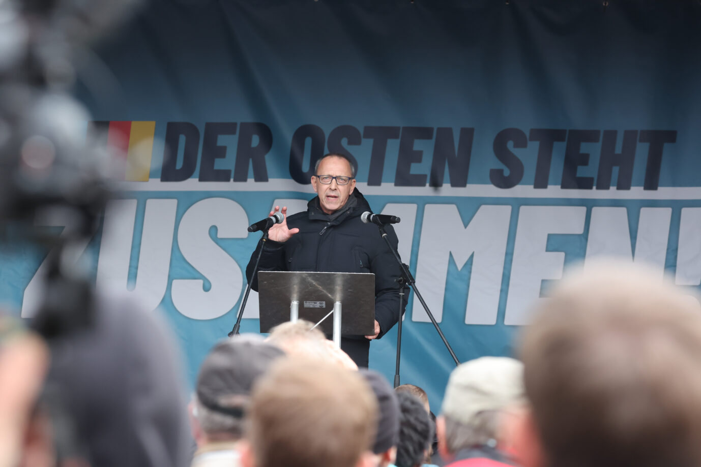 Sachsens AfD-Vorsitzender Jörg Urban spricht bei einer Demonstration – für den Verfassungsschutz ist die Partei „gesichert rechtsextrem“ Foto:picture alliance/dpa | Bodo Schackow