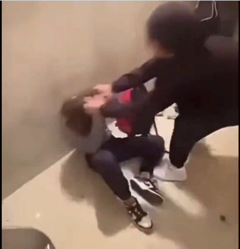 Lyon, Frankreich Verstörende Szenen –Eine der Täterinnen prügelt auf das 13jährige Opfer ein. Es ist ein Mädchen.