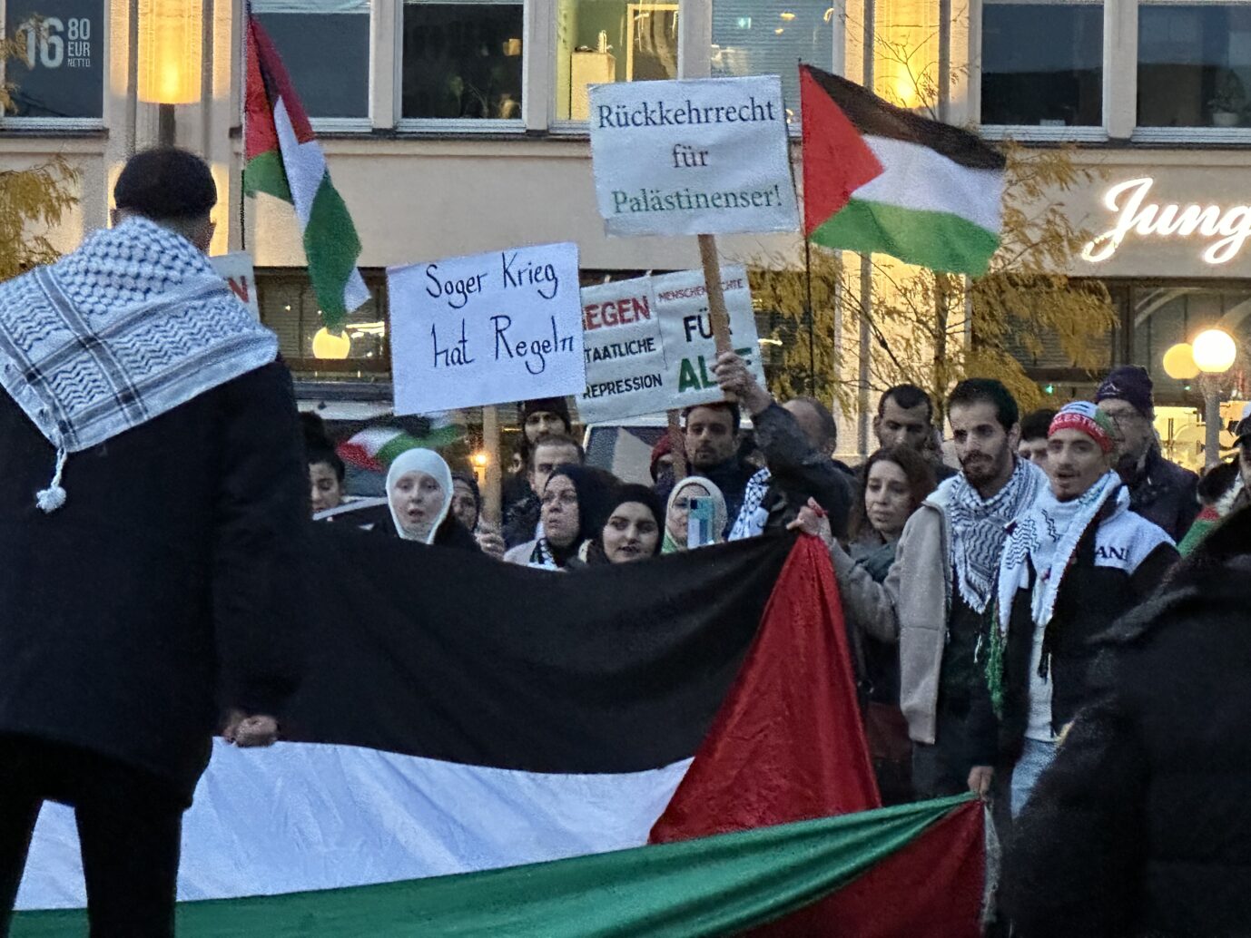 Pro-Palästina-Kundgebung in Hamburg: Nicht überall ist das Publikum so homogen.