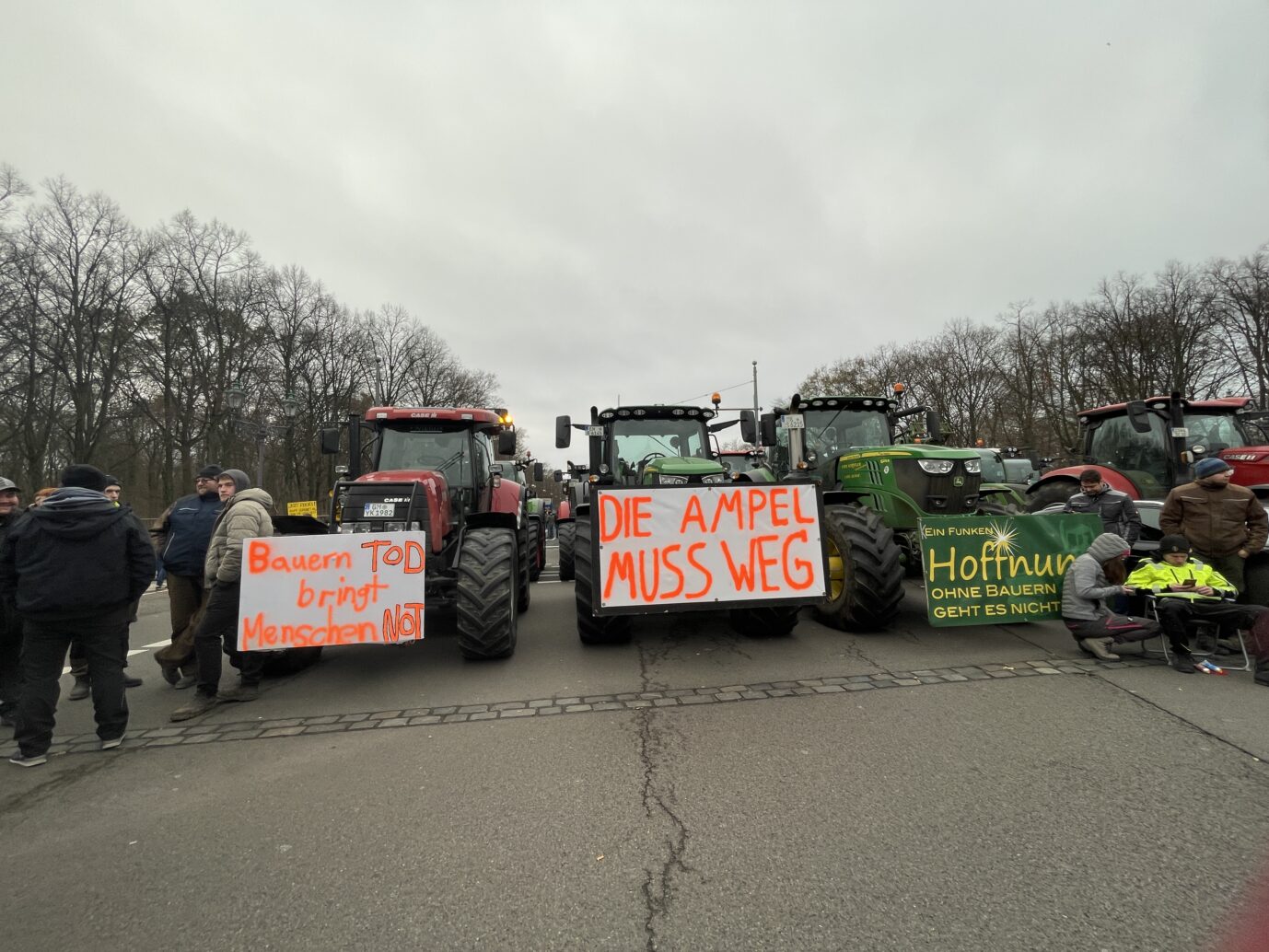 Traktoren stehen auf der Straße des 17. Juni fußläufig vom Bundestag entfernt: Die Bauern fordern den Rücktritt der Ampel-Regierung Foto: JF | Martina Meckelein