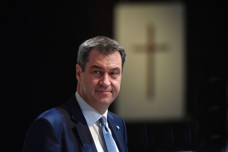 Markus Söder vor einem Kreuz – Bayerns Ministerpräsident wurde vom Bundesverwaltungsgericht der Rücken gestärkt Foto: picture alliance / SvenSimon | Frank Hoermann/SVEN SIMON