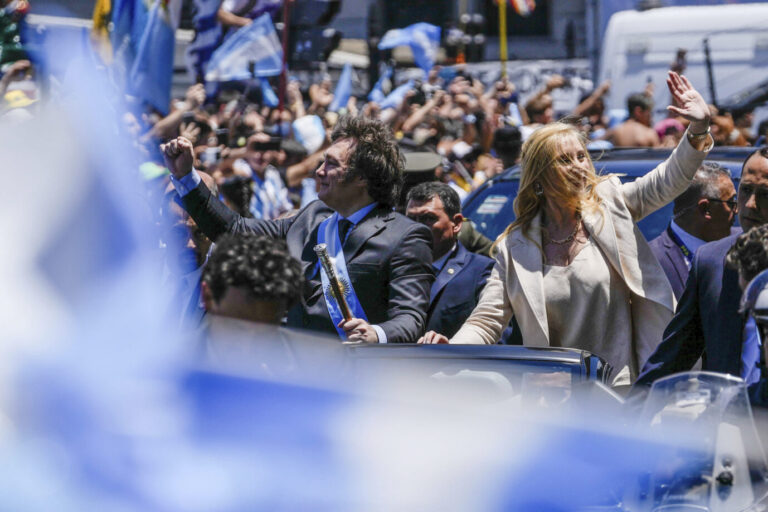 Argentiniens frisch gebackener Präsident Javier Milei fährt durch die jubelnde Menge – seine Visionen sind in Deutschland weitgehend unbekannt. Foto: picture alliance / ASSOCIATED PRESS | Rodrigo Abd