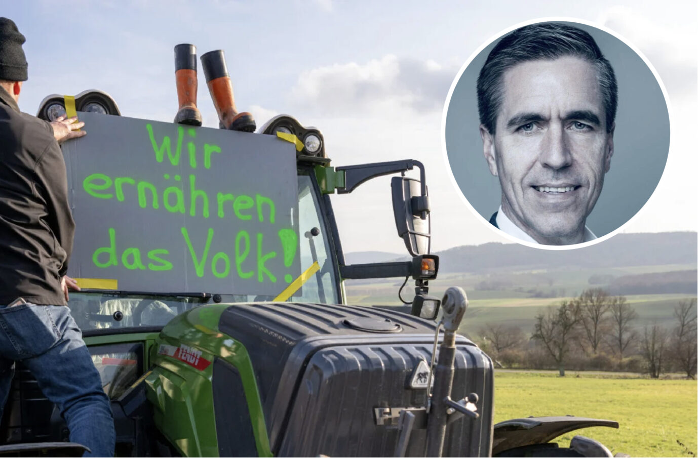Landwirt mit Traktor und Demo-Schild
