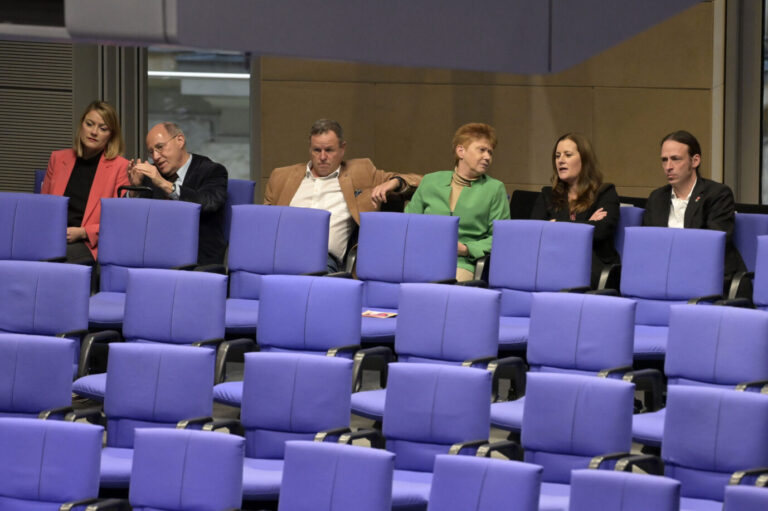 Die Bundestagsvizepräsidentin Petra Pau (ehemals Linkspartei) sitzt mit Kollegen während der Debatte um ihre Person im Bundestag Foto: picture alliance / Geisler-Fotopress | Frederic Kern/Geisler-Fotopress
