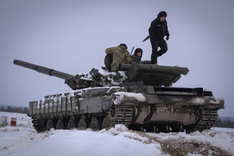 Ukrainische Soldaten auf einem Panzer, irgendwo im Osten des Landes – geht Kiew einem Pyrrhussieg entgegen? Foto: picture alliance / ASSOCIATED PRESS | Efrem Lukatsky