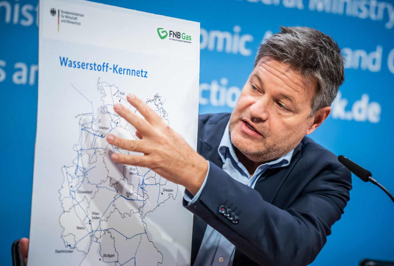 Wirtschaftsminister Robert Habeck (Die Grünen) stellt die Pläne für ein deutsches Wasserstoffkernnetz vo