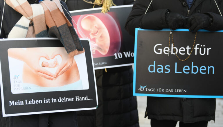Aktion der Lebensrechtsbewegung „40 Days for Life“ in Frankfurt an Main vor einer Beratungsstelle von Pro Familia: Paus sieht so etwas kritisch