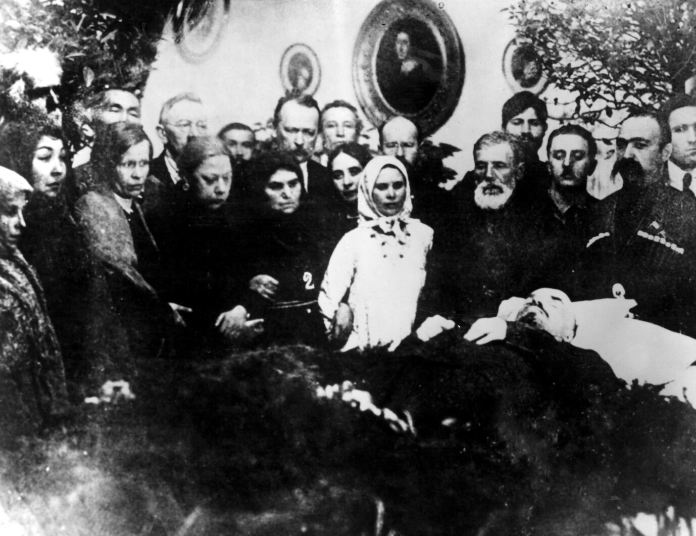 Angehörige und politische Gefolgsleute betrauern den aufgebahrten Leichnam Lenins.