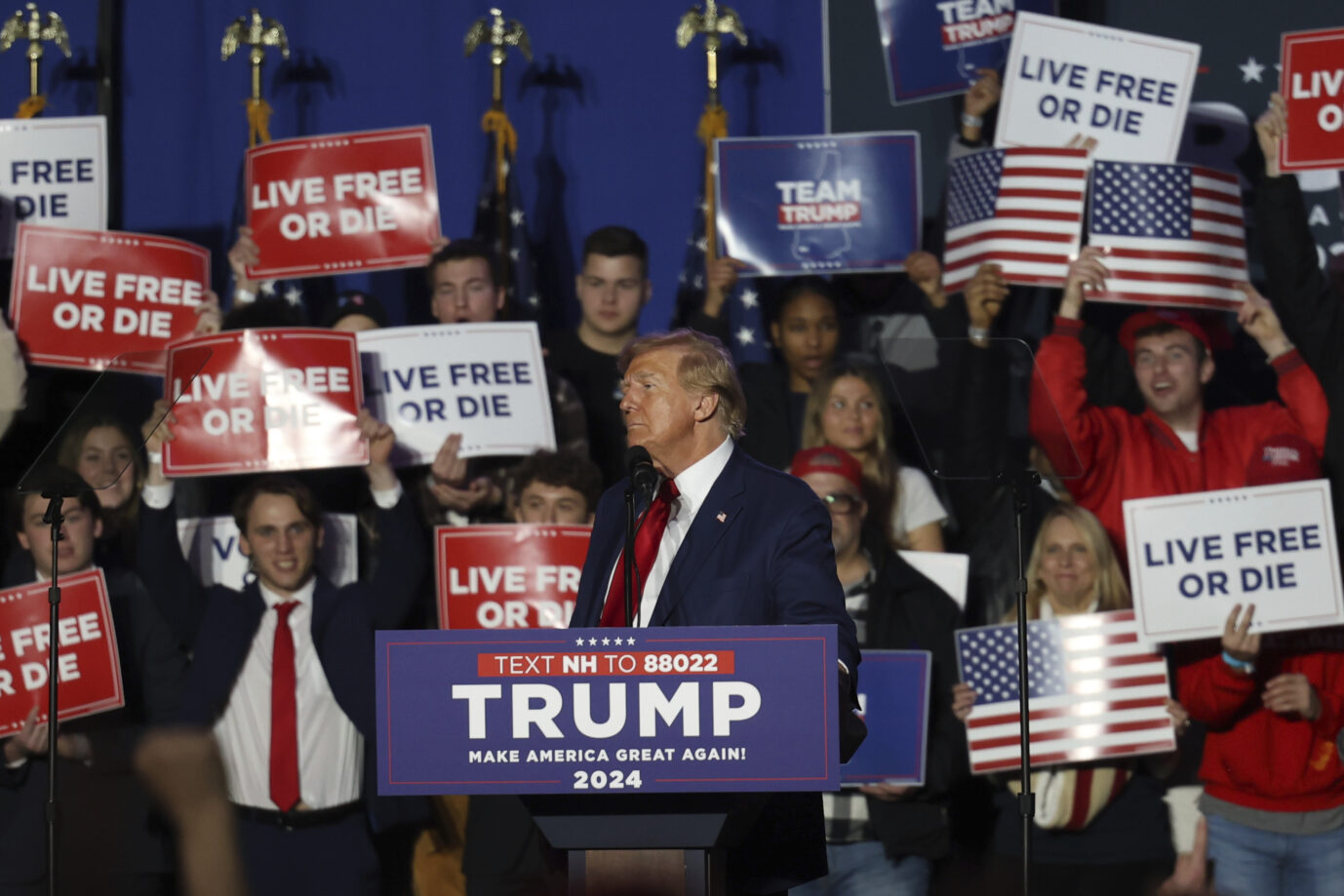 Auf dem Foto befindet sich Donald Trump auf dem Podium während einer Wahlkampfveranstaltung. (Themenbild/Symbolbild)