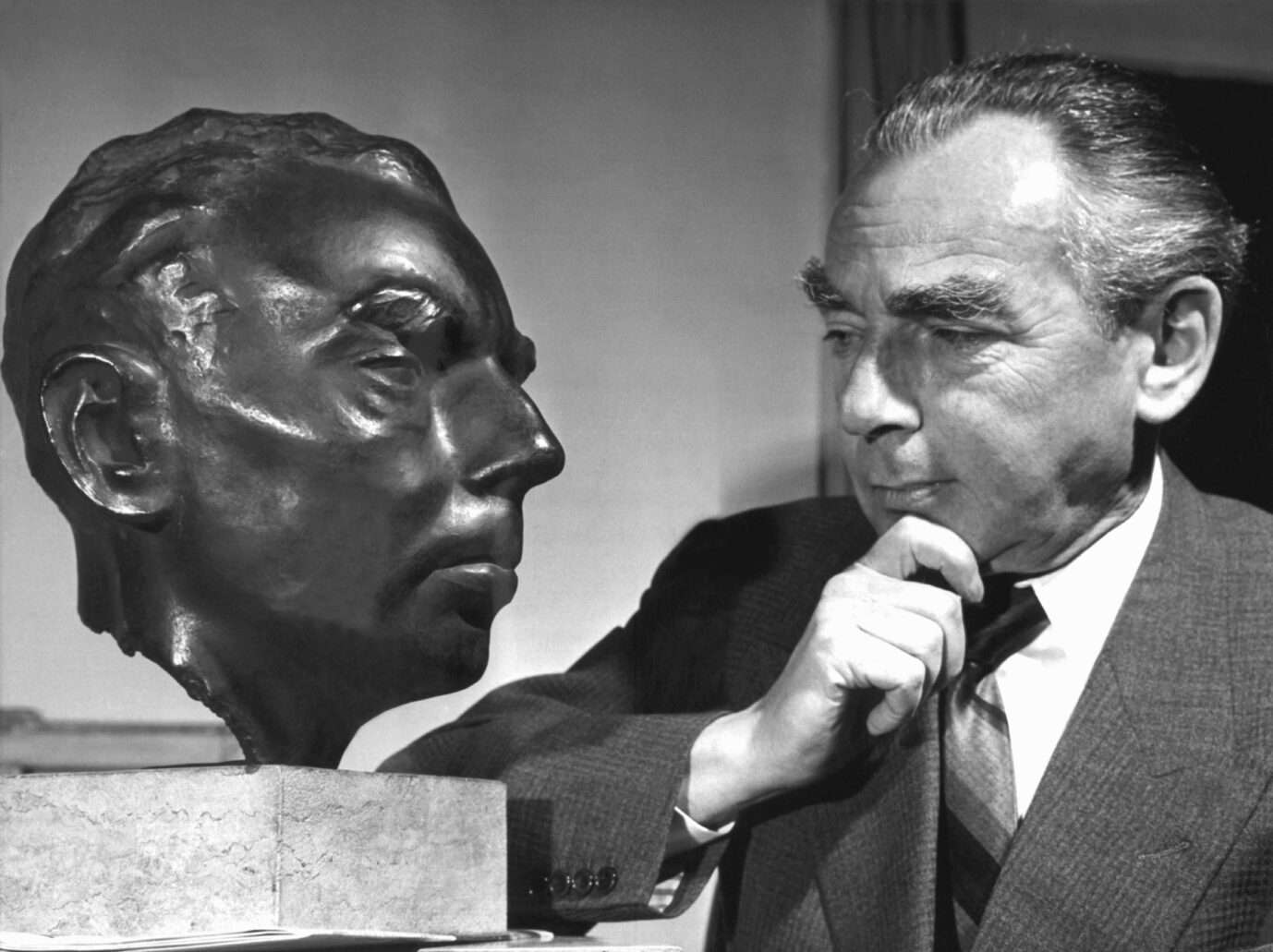 Der Schriftsteller Erich Kästner betrachtet die Bronze-Büste seines Ebenbildes in der bayerischen Staatsgalerie in München 1959: : Kann er dem Zeitgeist standhalten?