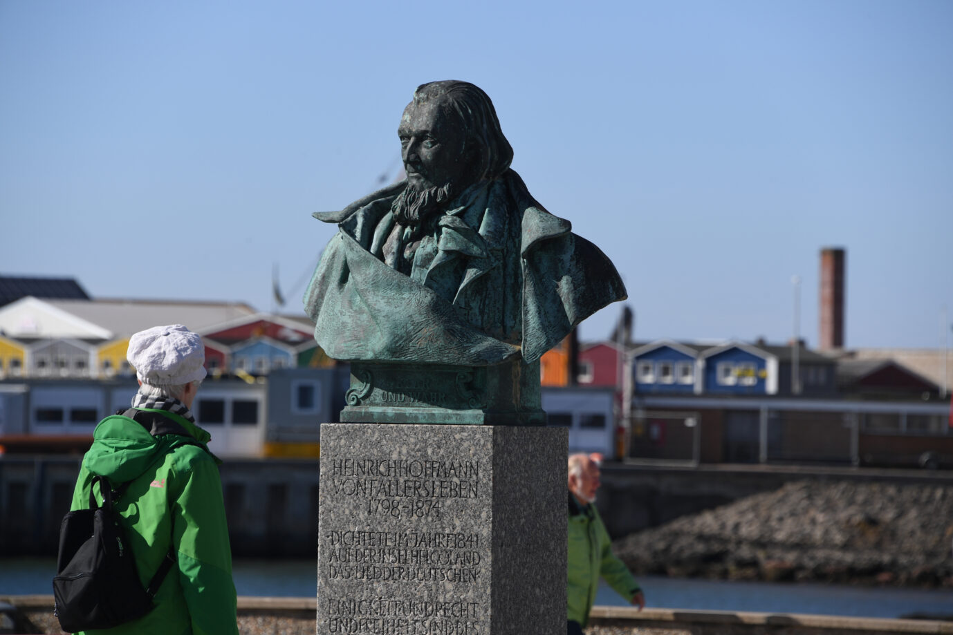 Eine Büste des Dichters Heinrich Hoffmann von Fallersleben steht am Hafen der Nordseeinsel Helgoland
