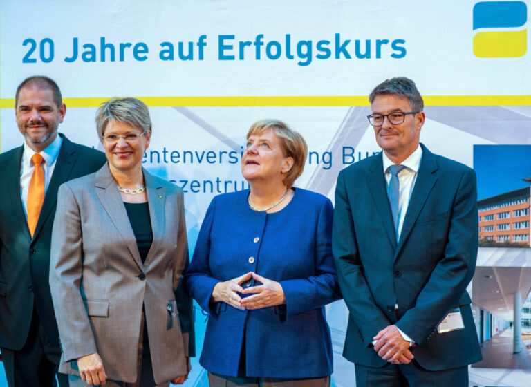 Gundula Roßbach, Präsidentin der Deutschen Rentenversicherung links neben Ex-Kanzlerin Angela Merkel (CDU): Ihr Verband positioniert sich gegen die AfD.