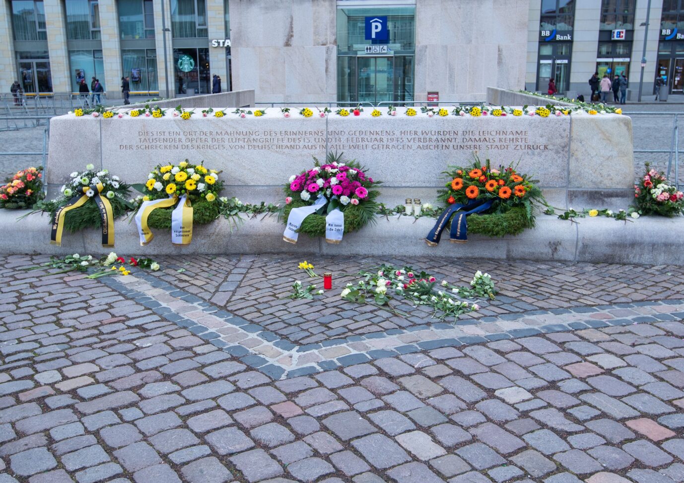 So sah das Denkmal für die Dresdner Bombenopfer auf dem Altmarkt vor der Schändung aus.