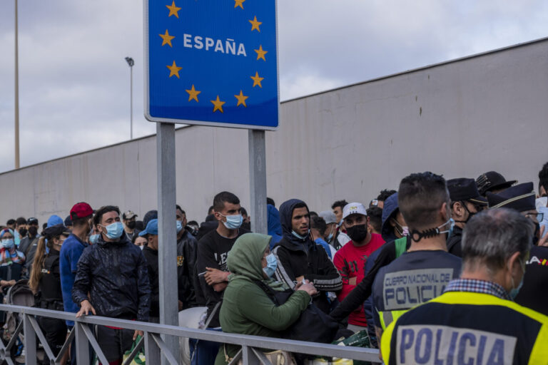 Marokkaner, darunter viele, die sich schon vor der Grenzkrise in der spanischen Enklave Ceuta aufgehalten haben, warten am Donnerstag, 20. Mai 2021, an der Grenze auf die freiwillige Rückkehr in ihr Heimatland. (AP Photo/Bernat Armangue) Immer wieder versuchen Migranten über die spanischen Exklaven in Afrika in die EU einzureisen.