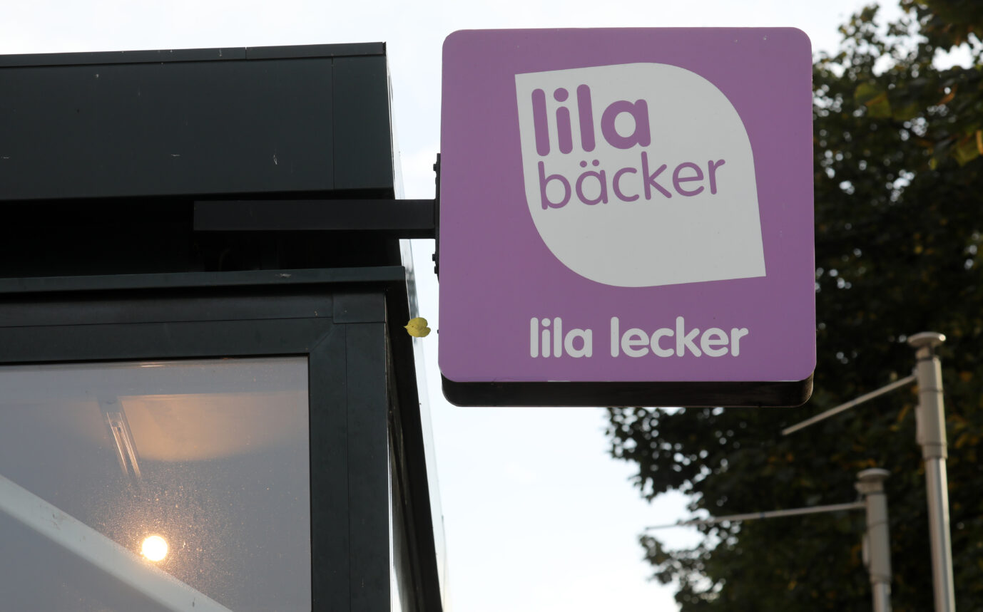 Firmenschild der Bäckereikette „Lila Bäcker“ an einer Filiale in Ostseebad