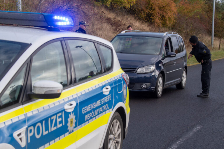 Eine deutsch-polnische Streife aus deutschen Bundespolizeibeamten und Beamten des polnischen Grenzschutzes üben durch eine fiktive Festnahme eines Verdächtigen an der A11 bei Pomellen das richtige Vorgehen. An der Autobahn 11 Berlin-Stettin wird unter anderem das möglichst gefahrlose Anhalten von Fahrzeugen und Durchsuchen von Fahrzeugen und Personen geübt. Nun geht es um die Ukraine.