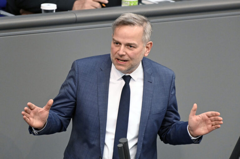 Leif-Erik Holm in der 25. Sitzung des Deutschen Bundestages im Reichstagsgebäude. Berlin, 24.03.2022. Leif-Erik Holm (AfD) im Bundestag: Er wollte wissen, wie es um die Abschiebungen „im großen Stil“ steht. Scholz versprach vor hundert Tagen eine Abschiebeoffensive, bisher blieb sie aus. Foto: picture alliance / Geisler-Fotopress | Frederic Kern/Geisler-Fotopress