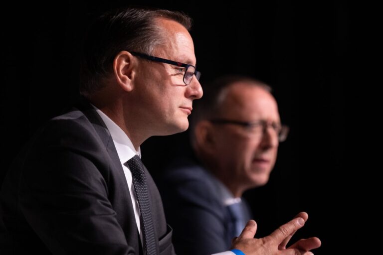 Tino Chrupalla (l), AfD-Bundesvorsitzender und Fraktionsvorsitzender der AfD, sitzt vor Beginn des Landesparteitag seiner Partei im Messe- und Veranstaltungspark Löbau neben Jörg Urban, Vorsitzender der AfD in Sachsen. Die sächsische AfD wählt auf dem Parteitag in Löbau einen neuen Vorstand.