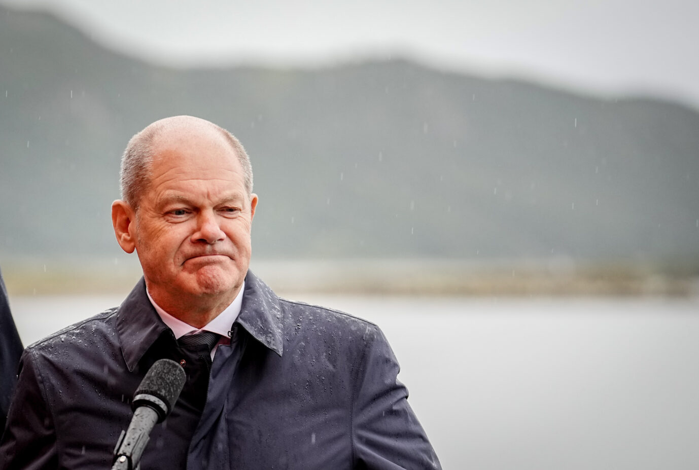 Bundeskanzler Olaf Scholz (SPD) steht bei einer Pressekonferenz neben dem kanadischen Premierminister in Neufundland im Regen. Im Mittelpunkt der Reise steht die Zusammenarbeit beider Länder im Klima- und Energiebereich.