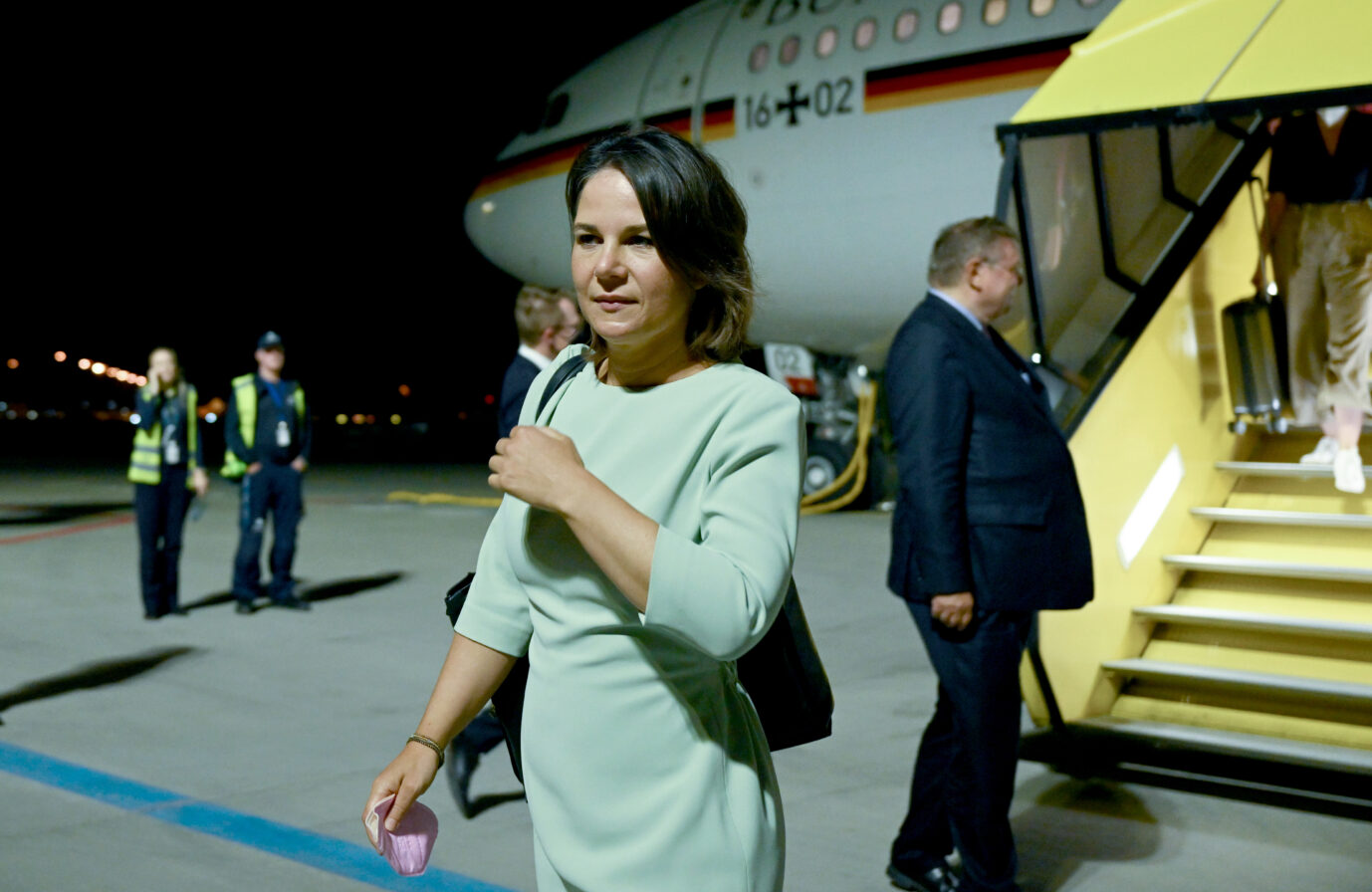 Flugbereitschaft: Außenministerin Annalena Baerbock (Grüne) bei ihrer Ankunft mit dem Regierungs-Airbus am 25. August in Kopenhagen.