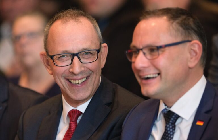 Umfrage sagt Sieg voraus: Sachsens AfD-Chef Jörg Urban (links) mit dem Bundesparteivorsitzenden Tino Chrupalla. SPD unter 5 Prozent.