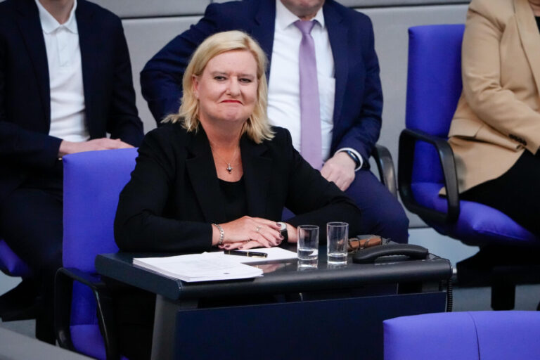 Aktuell,20.04.2023 Berlin, Eva Hoegl Wehrbeauftragte des Deutschen Bundestages im Portrait bei Vorstellung des 'Jahresbericht 2022 der Wehrbeauftragten' bei der 97. Sitzung des Deutschen Bundestag in Berlin. Die Wehrbeauftragte Eva Högl im Bundestag: Sie spricht sich gegen die Wiedereinführung der Wehrpflicht aus Foto: picture alliance / Flashpic | Jens Krick