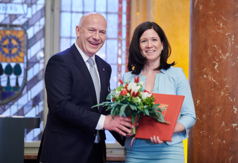 Kai Wegner (l,CDU), Regierender Bürgermeister von Berlin ernennt Katharina Günther-Wünsch (CDU), zur Senatorin für Bildung, Jugend und Familie. Im Roten Rathaus findet heute der Regierungswechsel statt.