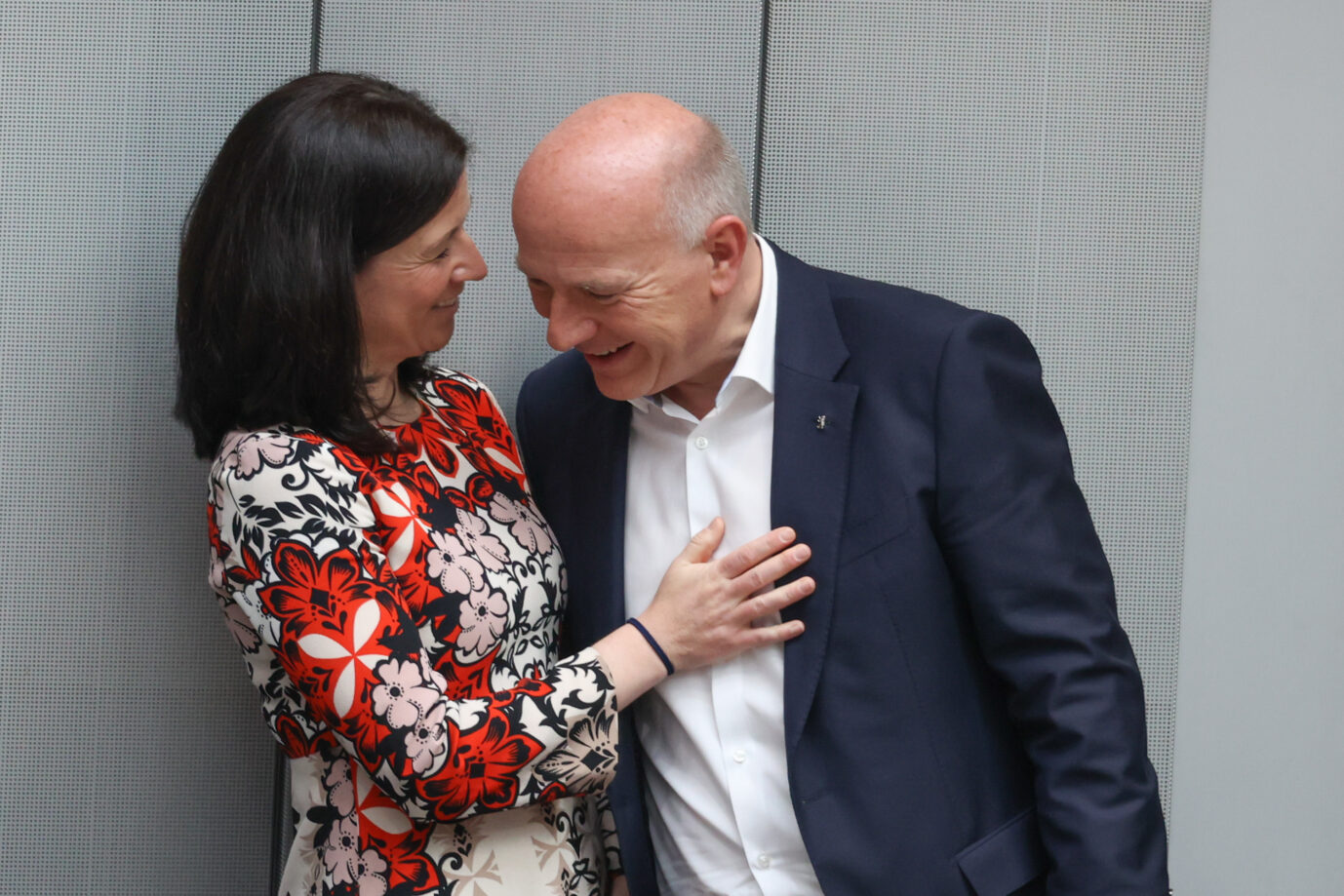 Katharina Günther-Wünsch (CDU), Bildungssenatorin, und Kai Wegner (CDU), Regierender Bürgermeister, bei der Plenarsitzung des Berliner Abgeordnetenhauses.