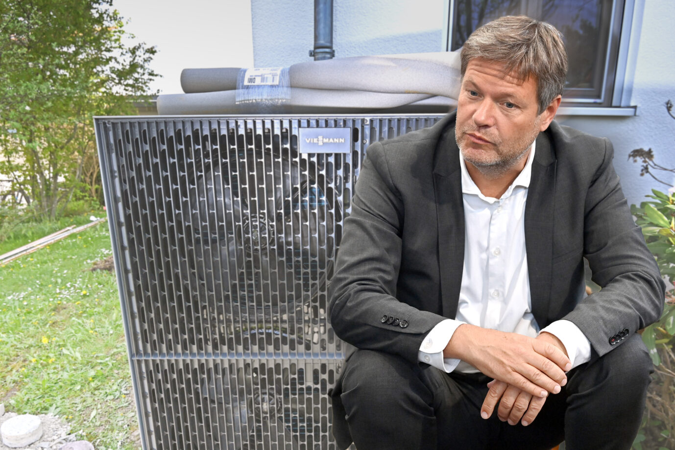 Stromkosten fürs Heizen explodieren: Wirtschaftsminister Robert Habeck (Grüne) sitzt verzweifelt vor einer Wärmepumpe.