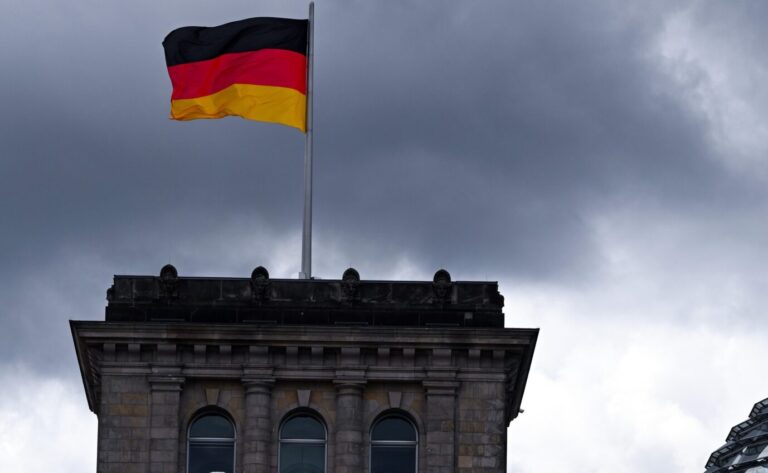 Bauerproteste, AfD-Umfragehoch, Hochwasser, Bundeskanzler Olaf Scholz: Kündigen die dunklen Wolken über dem Reichstag einen Umbruch in Deutschland an?