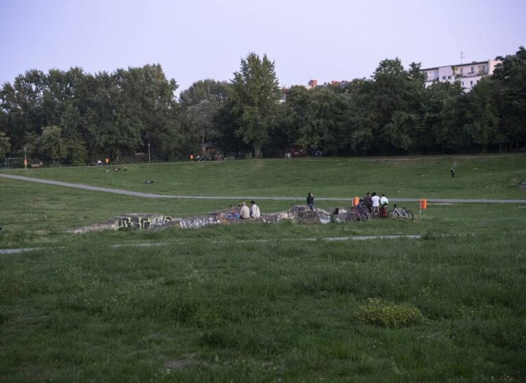 Menschen genießen am Abend das Ambiente im Görlitzer Park. Die Grünanlage im Berliner Stadtteil Kreuzberg ist seit einigen Tagen wieder in den Focus von Polizei, Verwaltung und Politik gerückt. Der Görlitzer Park im Herzen von Kreuzberg ist ein hochfrequentierter Drogenumschlagplatz: Hier soll die Frau Opfer der drei mutmaßlichen Vergewaltiger geworden sein. Vergewaltigung, vergewaltigen. Foto: picture alliance/dpa | Paul Zinken