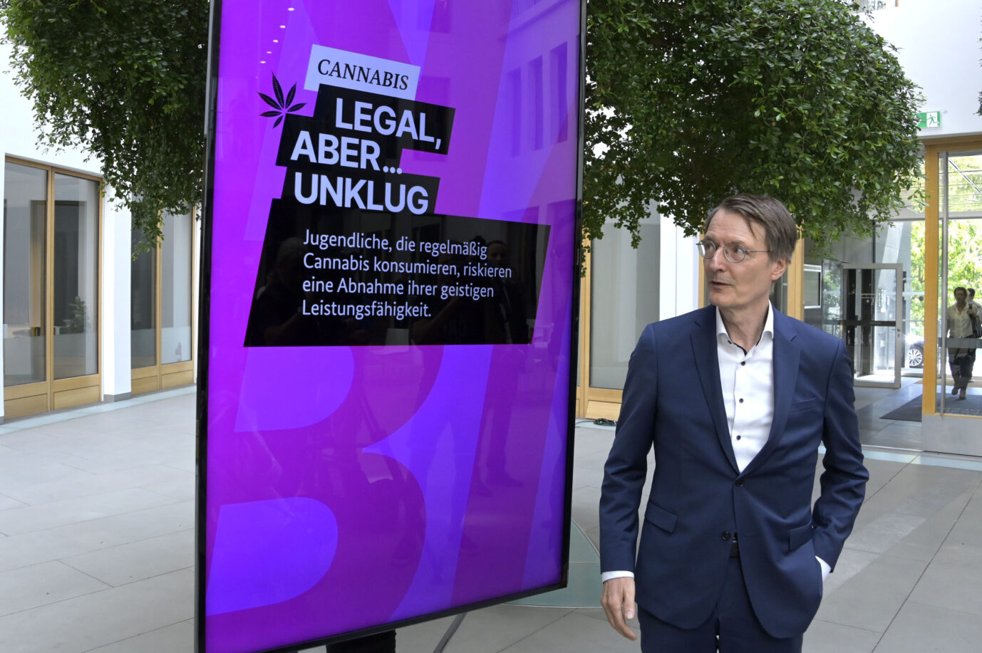 Bundesgesundheitsminister Karl Lauterbach (SPD) trommelt für die Cannabislegalisierung.