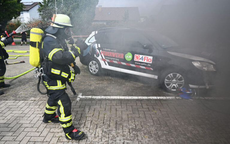 Die Feuerwehr von St. Leon im Rhein-Neckar-Kreis löscht bei einer Schulung ein brennendes E-Auto: Die Akkus der E-Autos sind eine neue Herausforderung.