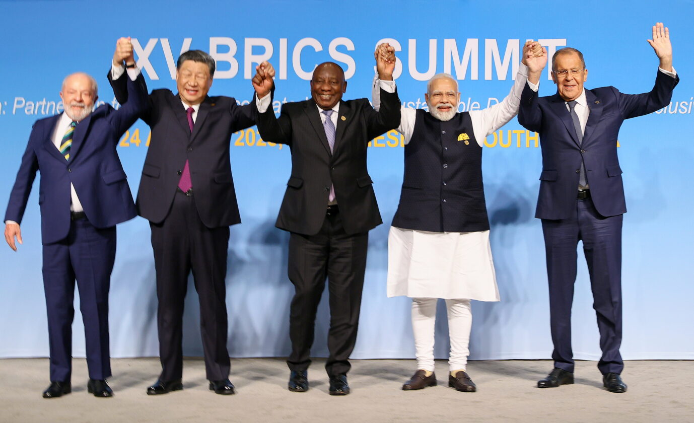 DIESES FOTO WIRD VON DER RUSSISCHEN STAATSAGENTUR TASS ZUR VERFÜGUNG GESTELLT. [SÜDAFRIKA, JOHANNESBURG - 23. AUGUST 2023: Die Präsidenten Luiz Inacio Lula da Silva (Brasilien), Xi Jinping (China), Cyril Ramaphosa (Südafrika), Indiens Premierminister Narendra Modi und der russische Außenminister Sergej Lawrow (v.l.n.r.) posieren für ein Gruppenfoto während des 15. BRICS-Gipfels im Sandton Convention Centre. Pressedienst des russischen Außenministeriums/TASS]. Brasiliens Präsident Lula da Silva, Chinas Staatschef Xi Jinping, Südafrikas Präsident Cyril Ramaphosa, Indiens Primierminister Narendra Modi und der russische Außenminister Sergei Lawrow (v.l.n.r.) beim Brics-Gipfel, Johannesburg 2023: Ohne Europa weitermachen. Überwinden sie die Idiotie der Europäer?