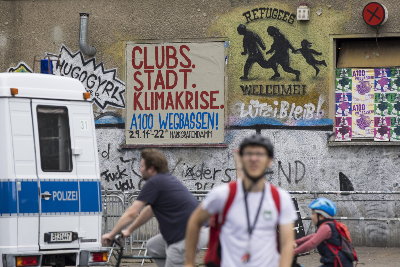 Auf dem Foto befindet sich ein Technoklub mit der linken Symbolik und einem Demoaufruf gegen die Autobahn A100 und die AfD. (Themenbild/Symbolbild)