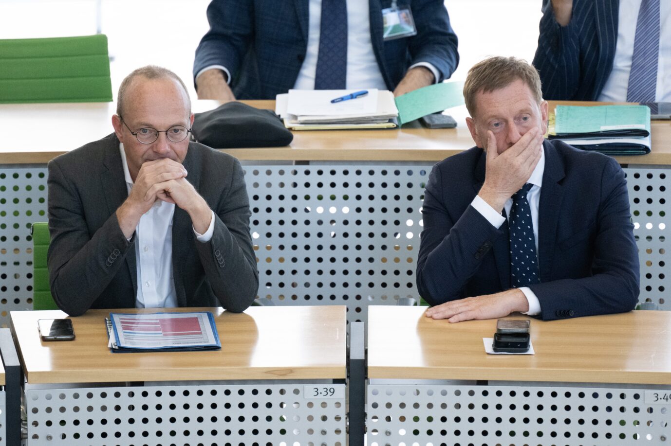 Niederschmetternde Umfrage: Sachsens Ministerpräsident Michael Kretschmer (CDU, rechts) mit seinem Stellvertreter Wolfram Günther (Grüne) im Landtag.
