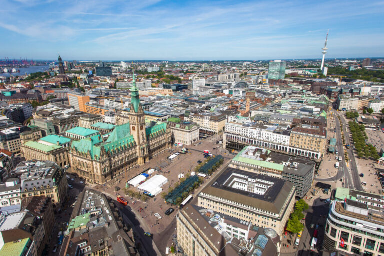 Auf dem Foto befindet sich der Rathausplatz in Hamburg. Dort sollte eine Demonstration gegen die AfD im Zusammenhang mit dem Correctiv-Artikel stattfinden. (Themenbild/Symbolbild)