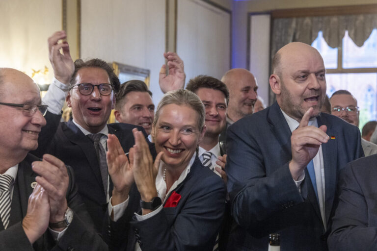 Umfragen und Ergebnisse: Jubel bei der Hessen-Wahl im Oktober, als die AfD auf Platz zwei kam: Bundesvorsitzende Alice Weidel u.a. mit Landeschef Robert Lambrou (rechts).