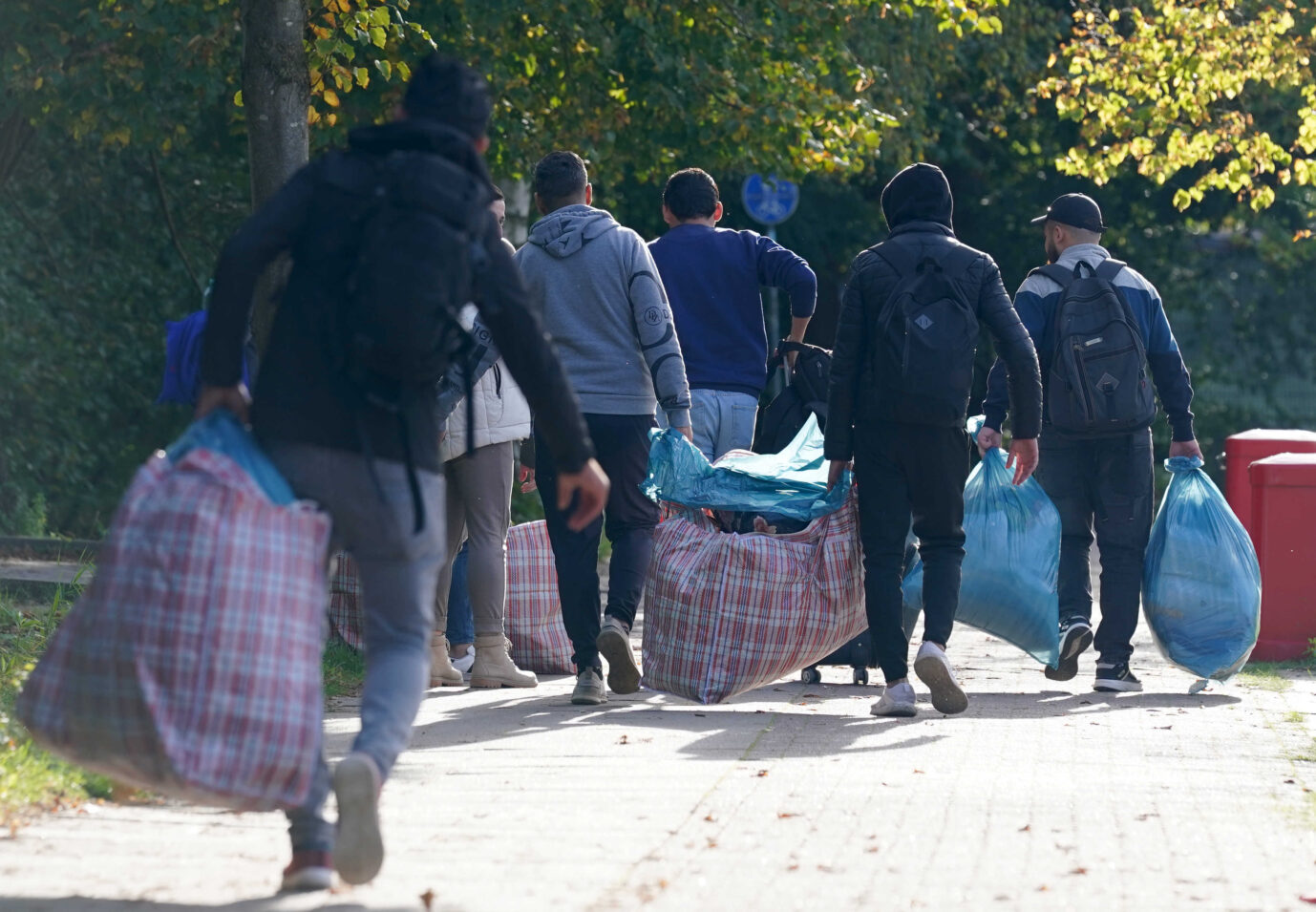 Asylbewerber kommen in einer Erstaufnahmeeinrichtung an (Archivbild): Die Gemeinde Inzigkofen in Baden-Württemberg ist völlig überlastet