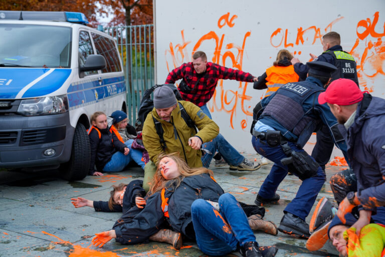 Zahlreiche Sachbeschädigungen: Extremisten der „Letzten Generation“ beschmierten mehrfach das Bundeskanzleramt – hier am 31. Oktober 2023.