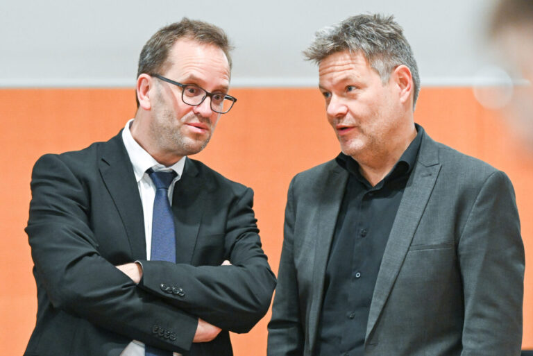 Explodierende Stromkosten: Bundesnetzagentur-Chef Klaus Müller mit seinem Parteifreund, Bundeswirtschaftsminister Robert Habeck (Grüne).