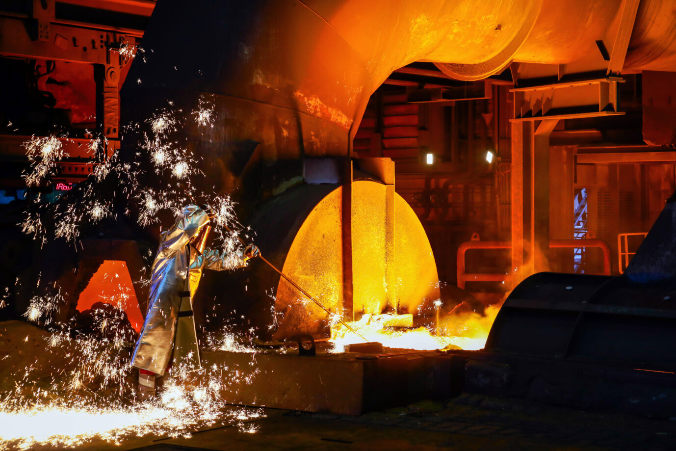 Auf dem Foto befindet sich ein Prozess der Stahlproduktion im Duisburger Thyssenkrupp-Werk. (Symbolbild)
