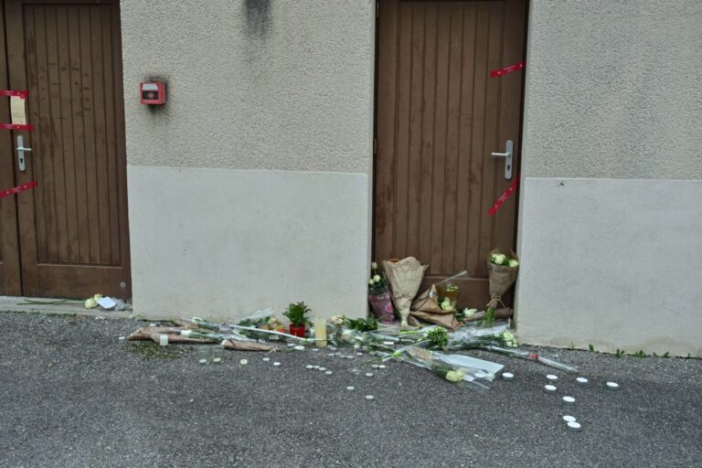 Blumen und Kerzen vor der Eingangstür zur Festhalle in Crépol