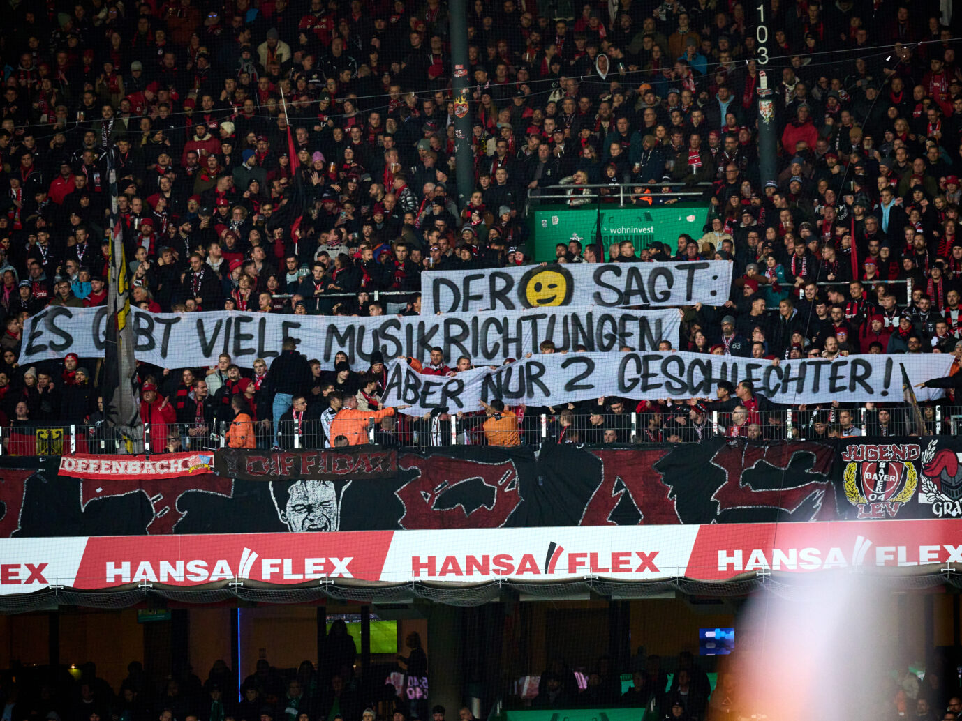 Vom DFB bestraft: Die Politik kritisiert das Banner der Fans von Bayer Leverkusen massiv. Der DFB bestraft den Klub. Foto: picture alliance / Eibner-Pressefoto | Stephanie Zerbe