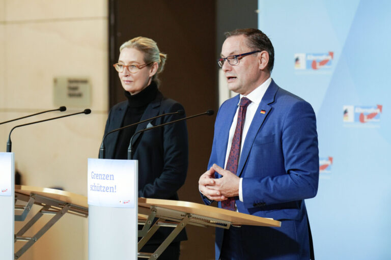 Alice Weidel und Tino Chrupalla beim Pressestatement zur Fraktionssitzung der AfD-Bundestagsfraktion im Reichstagsgebäude. Berlin, 27.11.2023