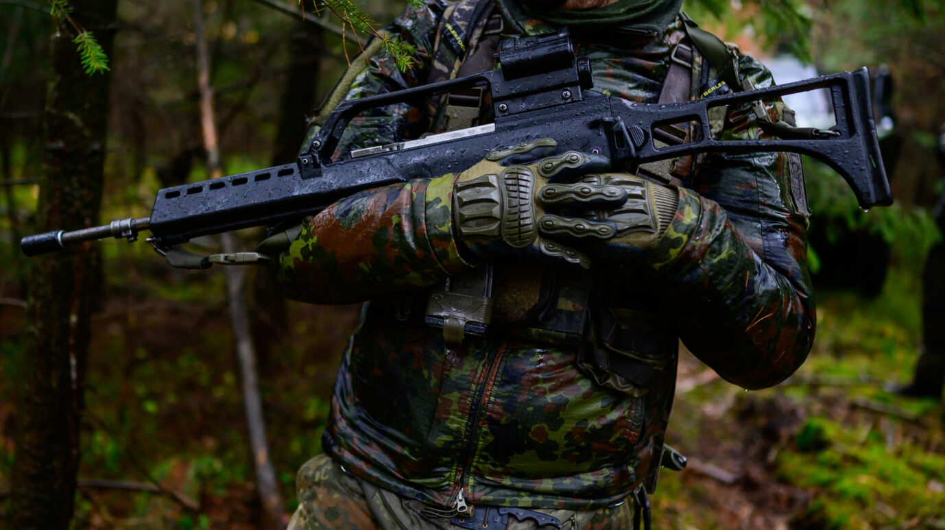 Ein Soldat der Bundeswehr hält während einer Übung das Sturmgewehr vom Typ G36 in den Händen.